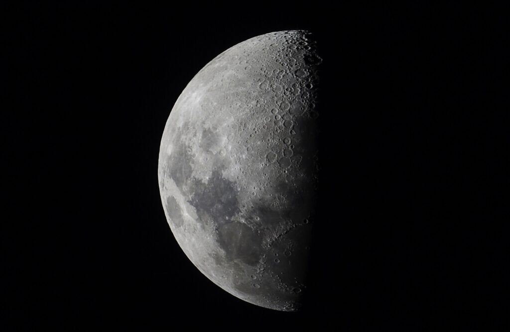 Cómo vender tu nombre alrededor de la luna