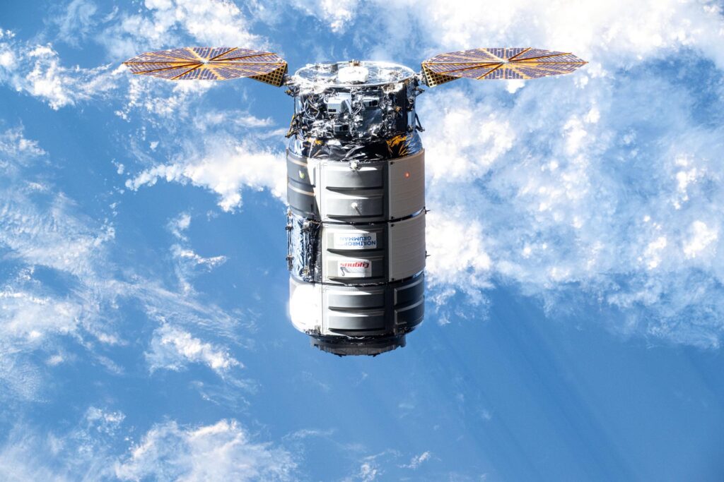 Estación de envío de reabastecimiento de Cygnus cerca de la estación de cierre