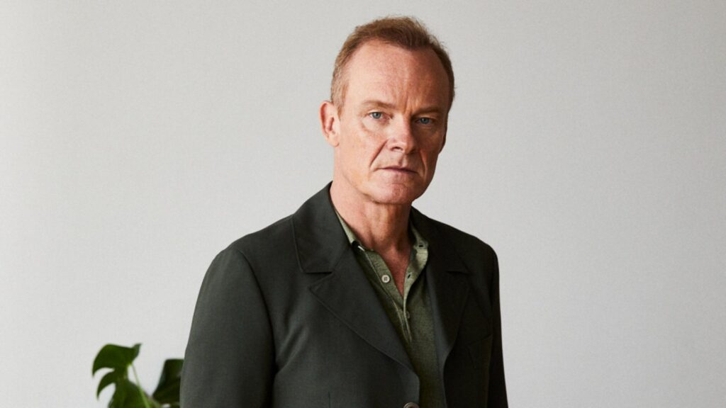 Alistair Petrie juega en ‘Entrenamiento sexual,’ Hamlet ‘y trampa