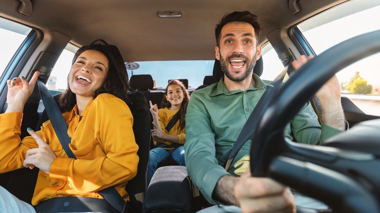 Una familia disfruta de la música junta en el coche.