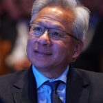 El director ejecutivo de Nvidia fue nombrado Persona del año 2025 por el Financial Times. ¿Quién es Jensen Huang?
