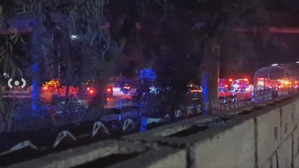 Al menos una persona murió en un accidente que involucró a un Tesla en la autopista 210 en Sylmar.