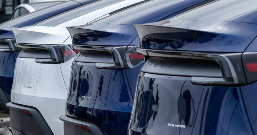 ¿Por qué suben las acciones de Tesla cuando las perspectivas de su venta disminuyen?