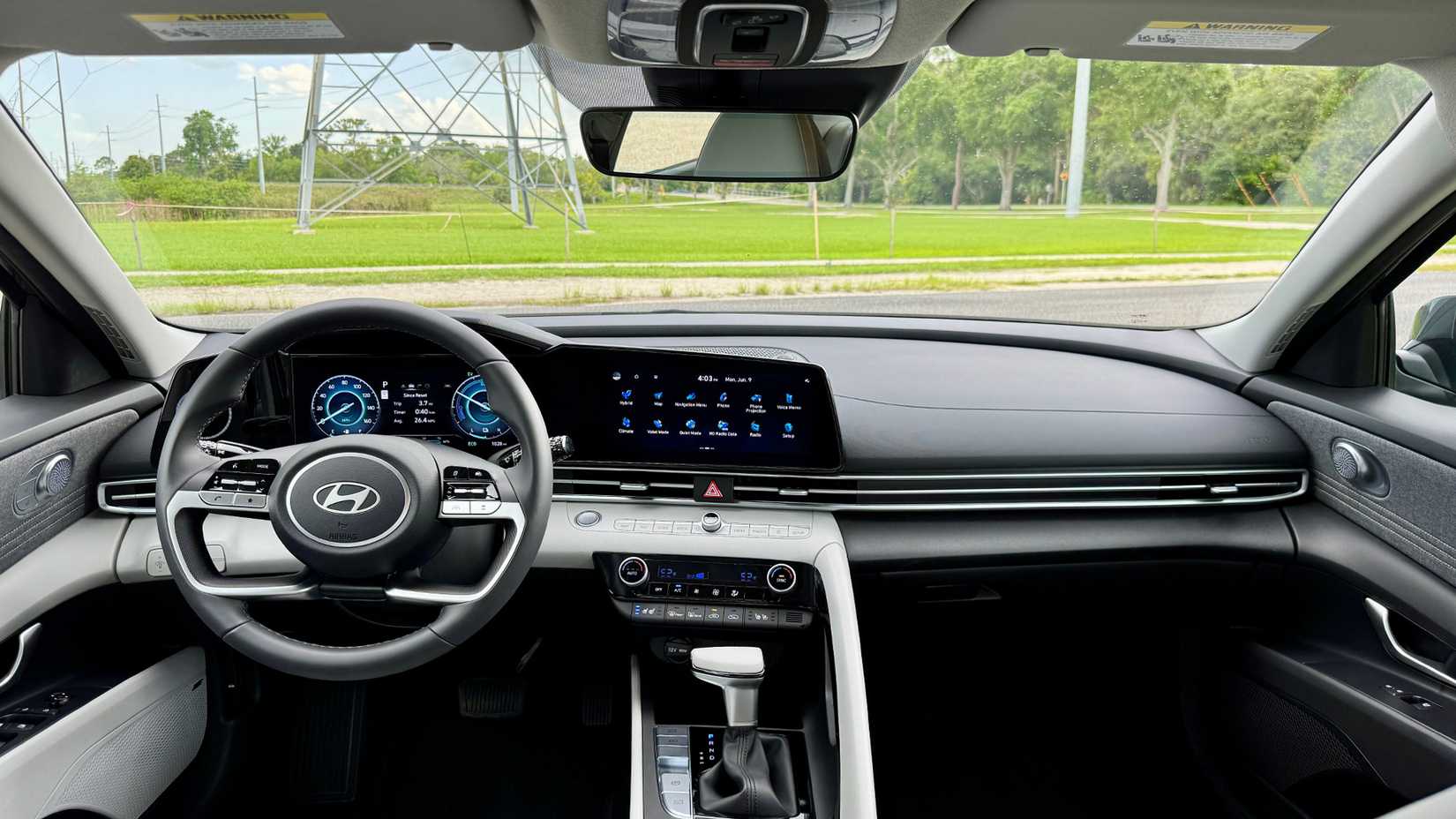 Interior del tablero híbrido del Hyundai Elantra 2025
