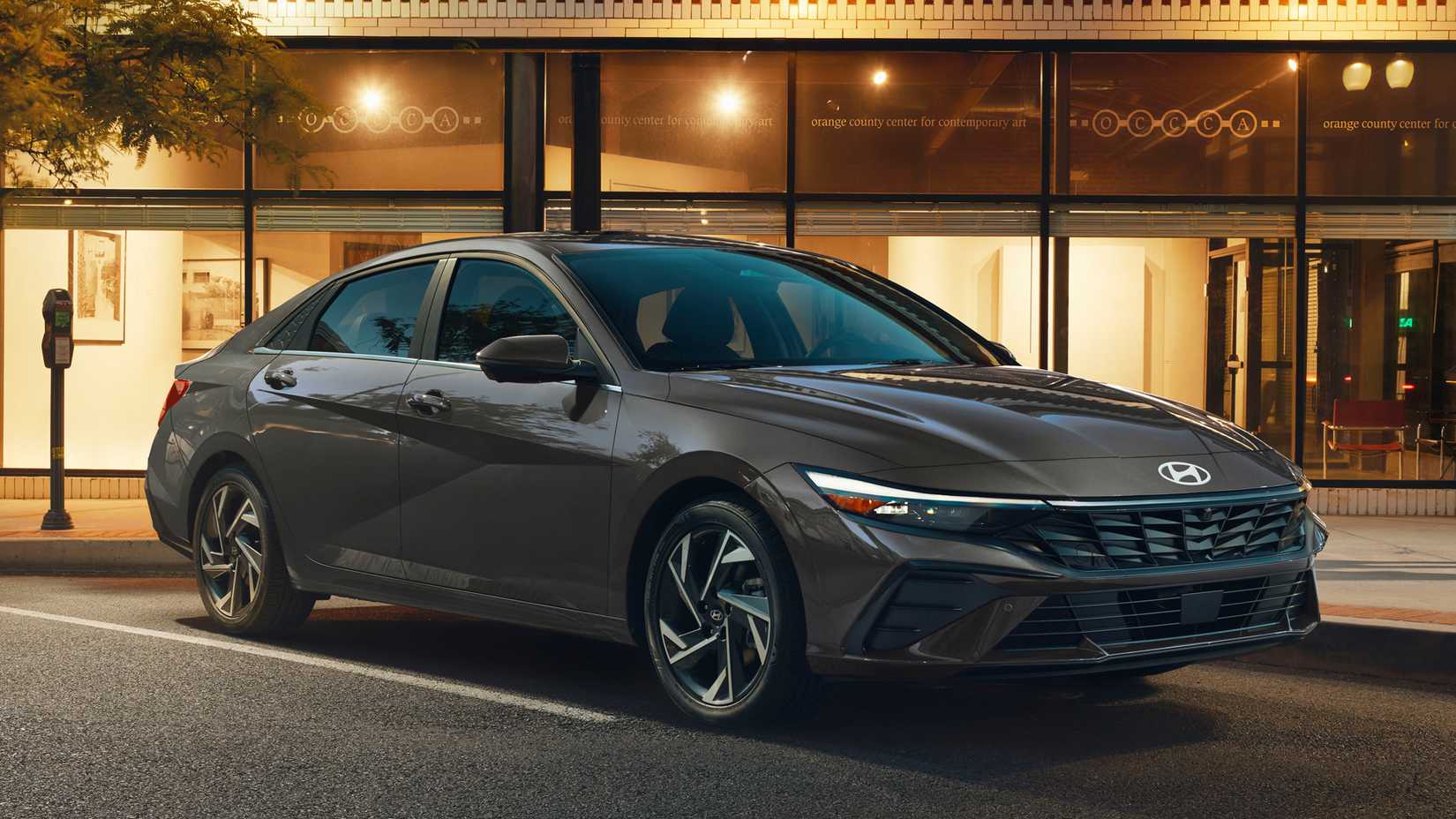 Vista trimestral del Hyundai Elantra híbrido 2025