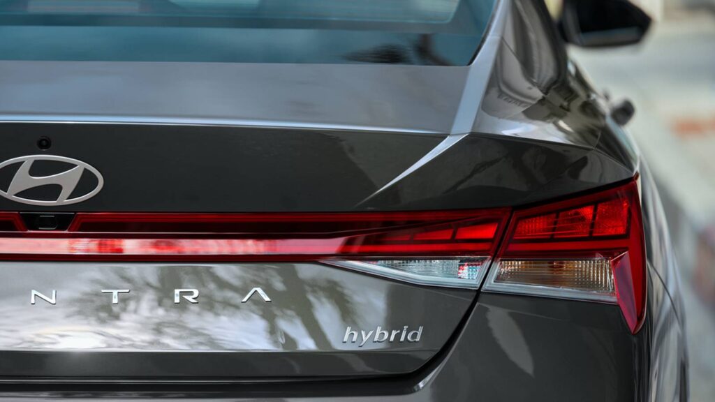 El Hyundai Elantra Hybrid es el sedán con nombre sobre el que todo el mundo escribirá en 2025