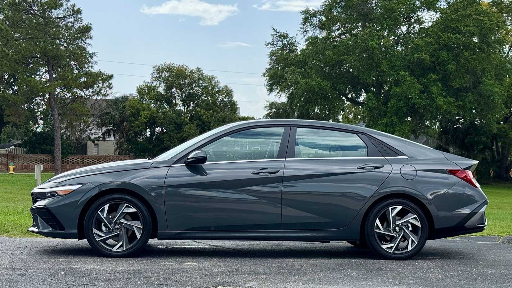 Hyundai Elantra 2025 lado híbrido