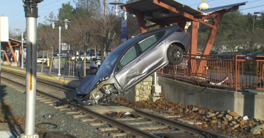 Un espectador murió después de que un Tesla se estrellara contra las vías del tren ligero en Folsom