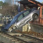 Un espectador murió después de que un Tesla se estrellara contra las vías del tren ligero en Folsom