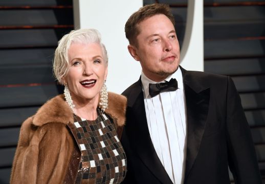 La madre de Elon Musk rompe su silencio para defender al hijo del multimillonario