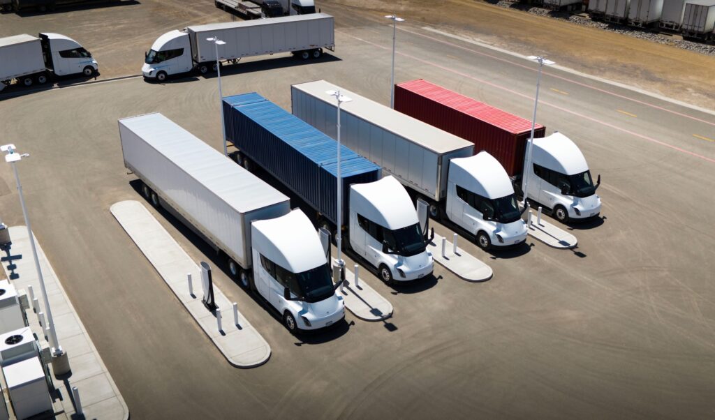 Lanzamiento de semi megacargadores Tesla en sitios piloto seleccionados