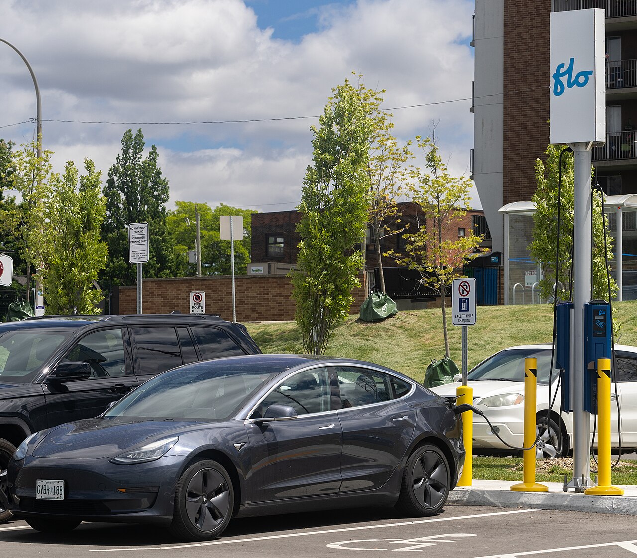 Cargando Tesla Model 3, Windsor, Ontario.