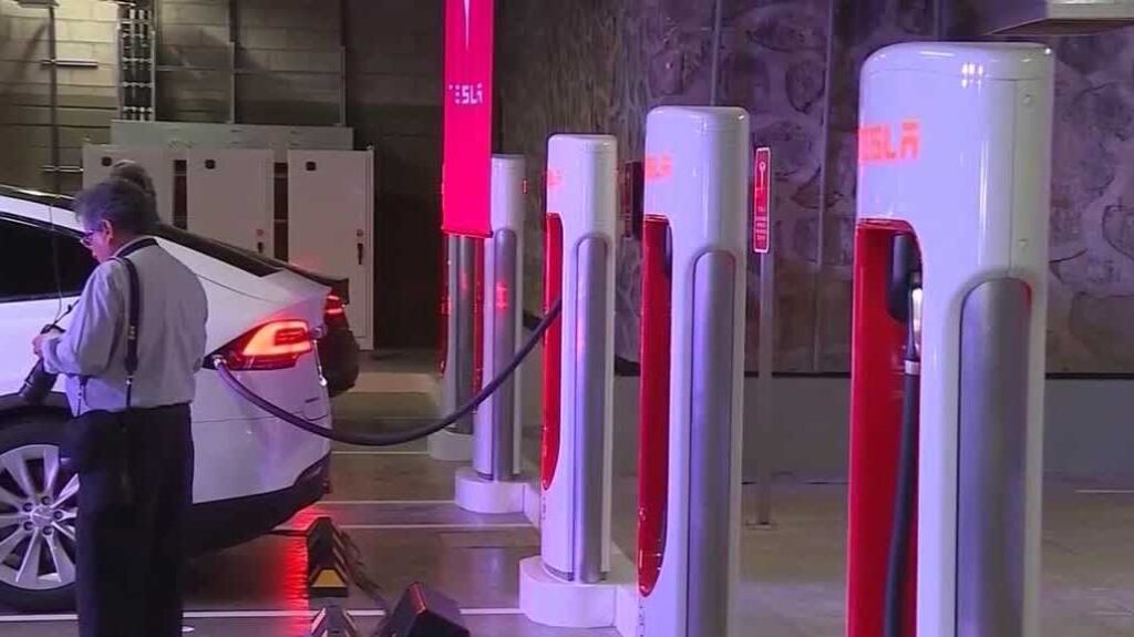 Líderes de Bonita Springs discutirán los supercargadores Tesla en el centro de la ciudad