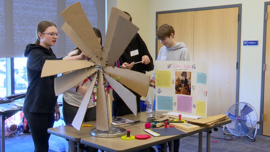 Heartland College organiza el KidWind Challenge para estudiantes