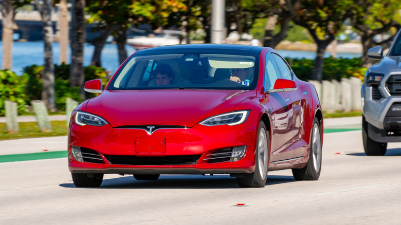 Tesla Model S rojo en la carretera