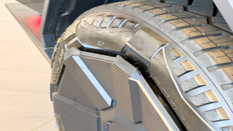 Primer plano de las ruedas del Tesla Cybertruck