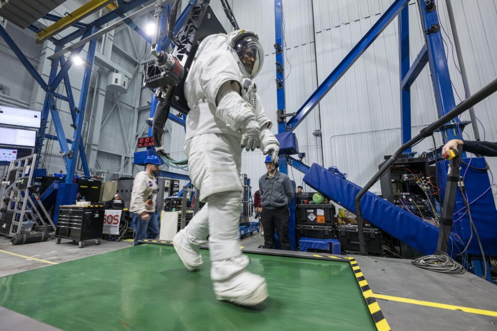 La misión lunar Artemis II de la NASA continúa explorando la Tierra